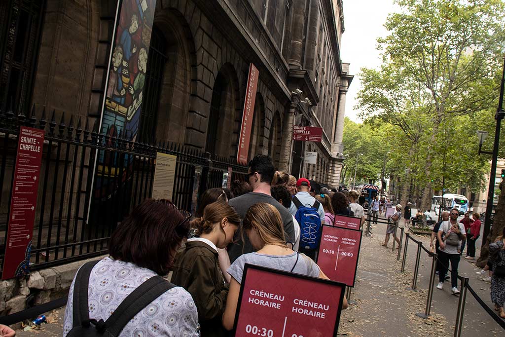 Image of the queue of visitors to Sainte Chapelle Paris