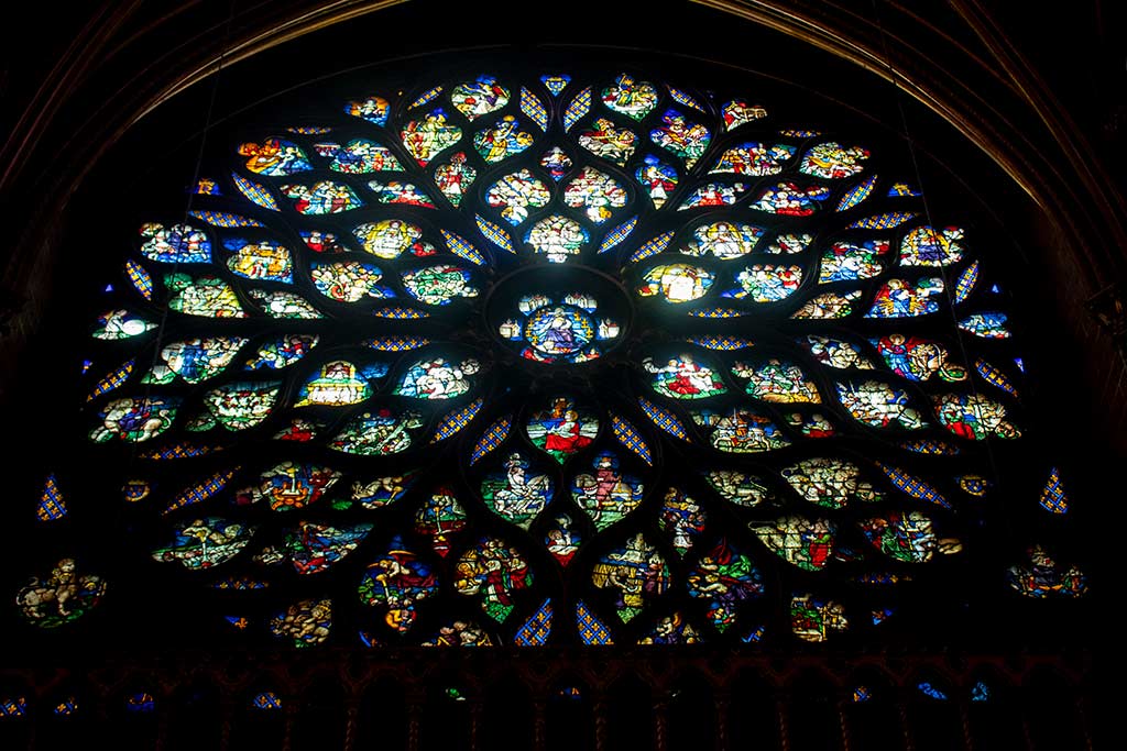 Image of the rose window in La Sainte Chapelle Paris